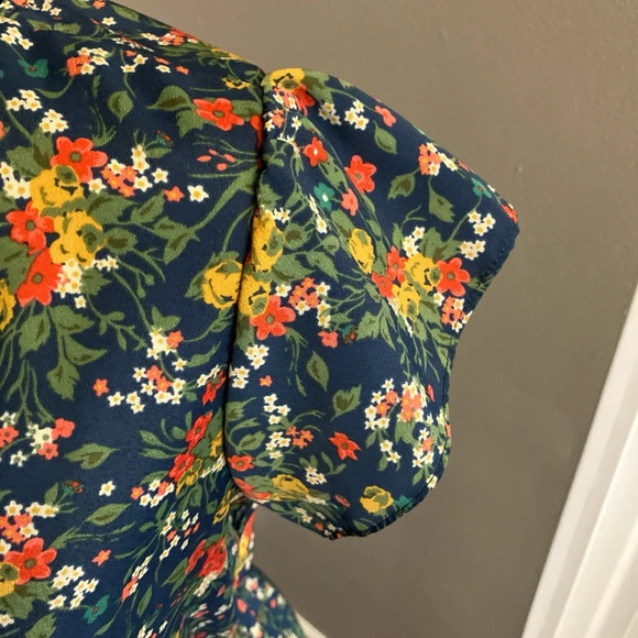 Tucker small floral 90’s babydoll dress with pockets and front button detail - Picture 3 of 4
